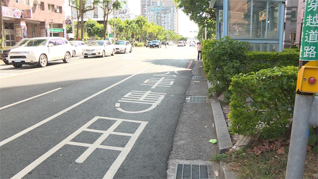 獨／「這處」公車候車亭切齊人行道　搭車民眾走馬路邊回頭閃車