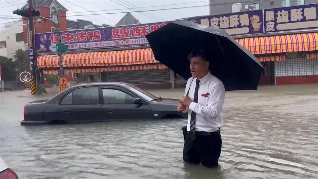 高雄多處出現淹水災情　汽車卡路上.住家淹成游泳池