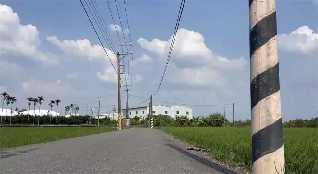 好端端騎車被擊落！　女騎士擦撞「農用無人機」跌倒在地