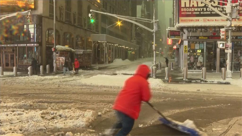 炸彈氣旋來襲! 美國東北部暴雪釀40萬戶停電、交通大亂