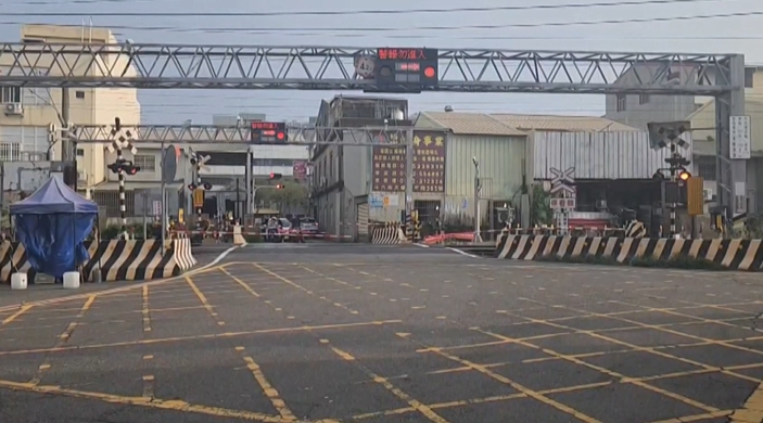 平交道切西瓜轉彎險對撞! 駕駛竟還「停平交道」下車嗆聲