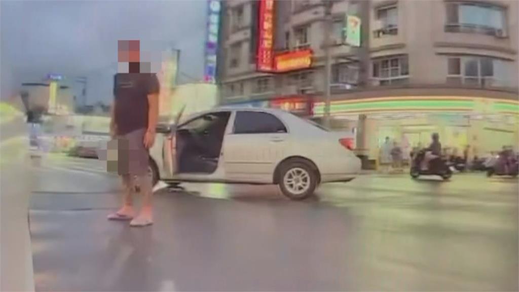 車多左轉過不去！高雄駕駛當街持刀揮舞　苦主逃命狂飆警局