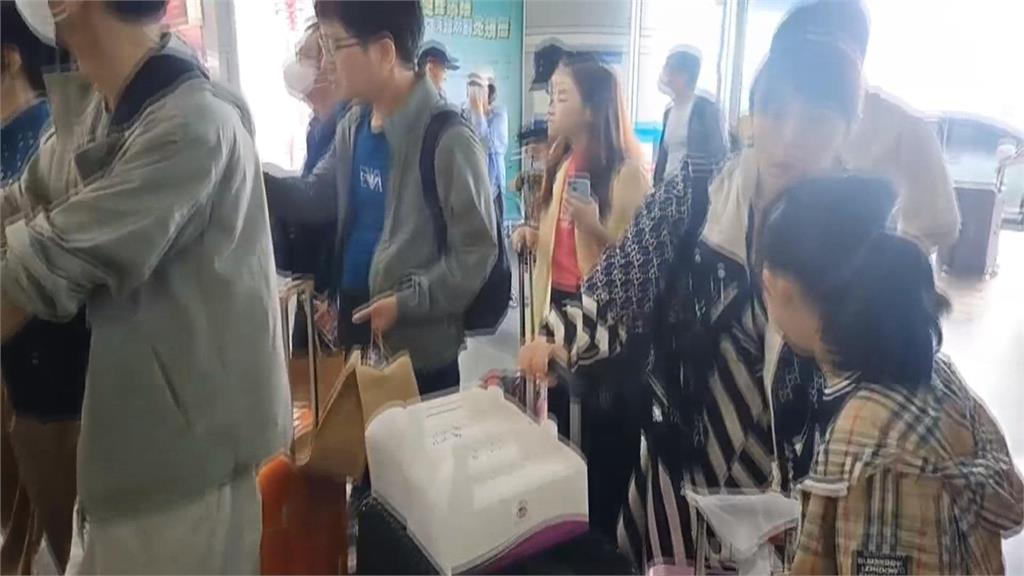 機艙玻璃遭異物砸中現裂痕 越捷航空70旅客滯留高雄 今上午離台