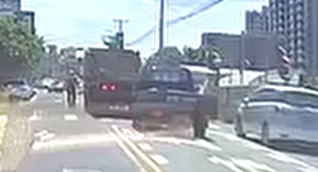火爆!疑被逼車騎士按喇叭 大貨車駕駛不滿下車痛毆