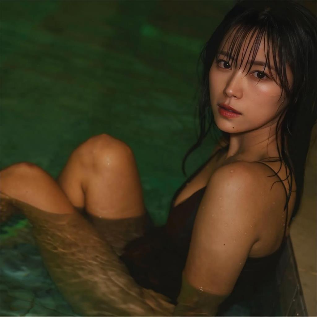 圖多／日女星上身全淨空「害羞夾這1粒」！5400人羨慕喊：想投胎當那1顆