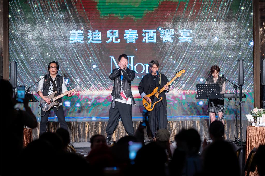 霸氣樂團受美迪兒美容連鎖加盟品牌春酒演出!全場氣氛沸騰