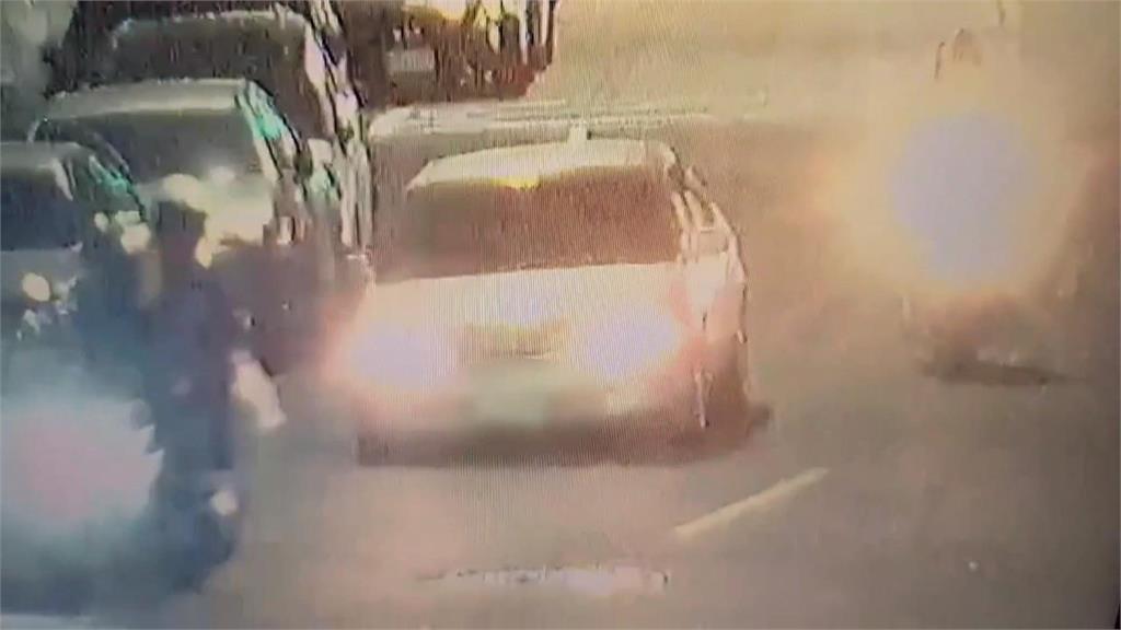 高雄離奇車禍!兩車擦撞引圍觀 民眾:啊右前輪咧?
