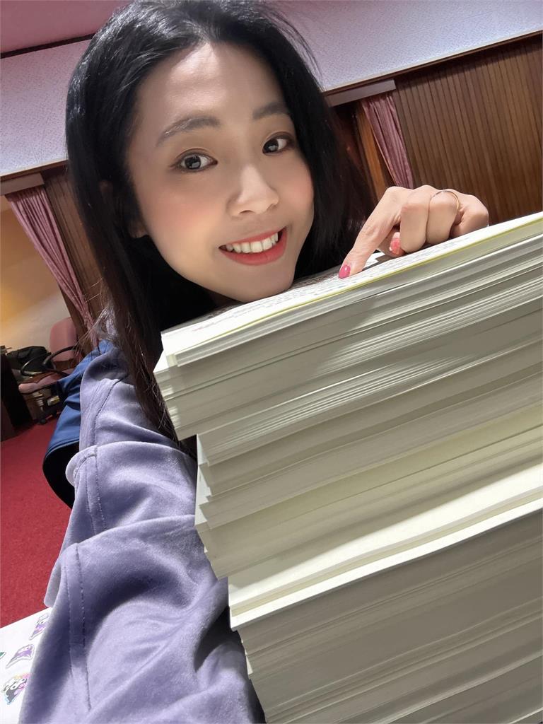 徐巧芯議場「秒換睡衣戰袍」!素顏真面目判若兩人…網嚇壞:這誰拉