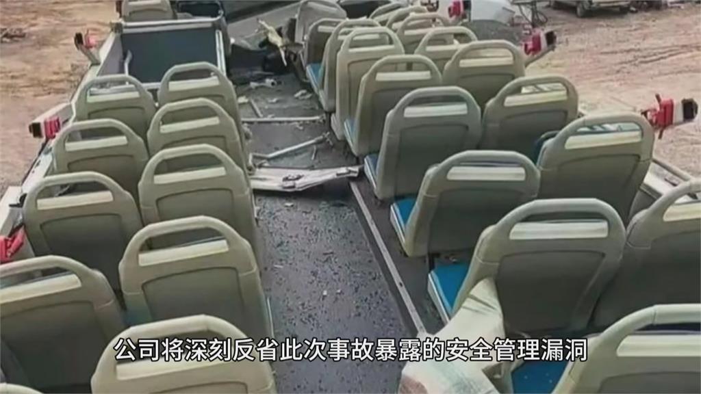 中國河南雙層巴士誤闖限高隧道　上層車頂掀開驚悚畫面曝光