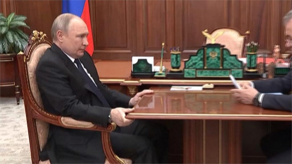 普丁健康亮紅燈？ 右手腫脹如「麵龜」  血管明顯隆起