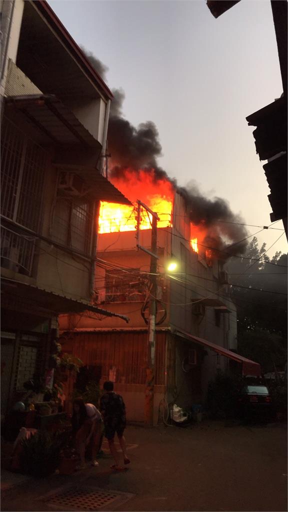 快新聞/台南永康住宅大火! 火勢延燒5戶警消急灌救