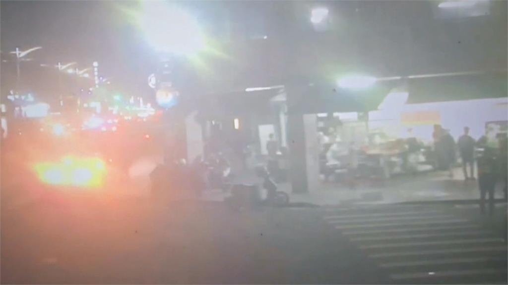 生意太好！高雄豆漿店門外「整排違停」　民眾：太誇張