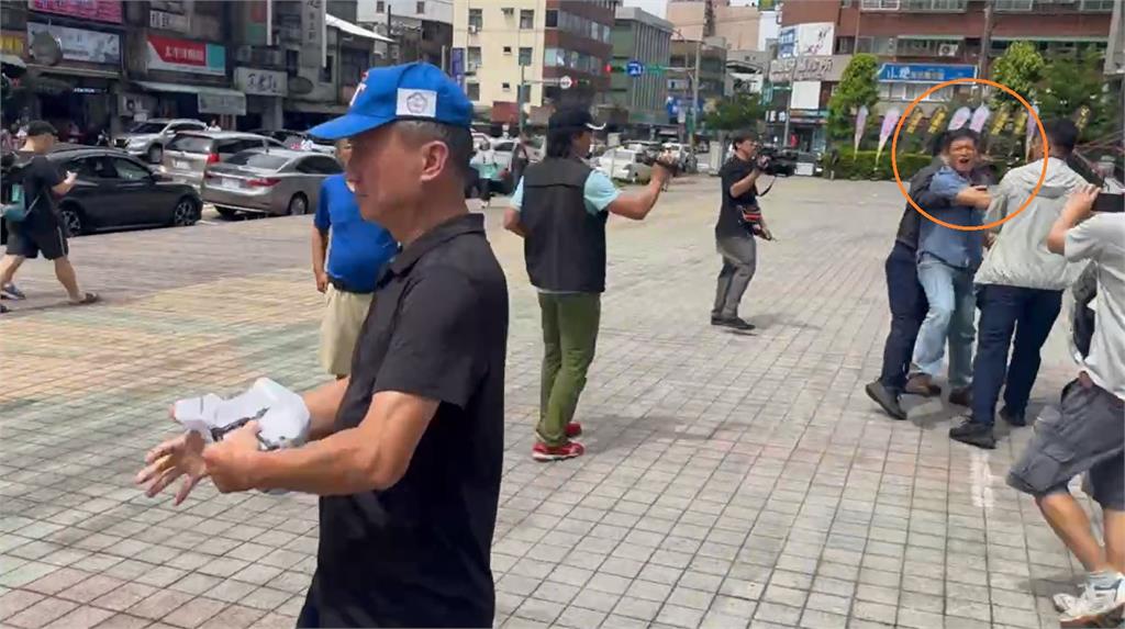 快新聞/馬英九現身「護樑行動」劍指鄭文燦 獨派衝上前嗆:臭要飯的滾回中國