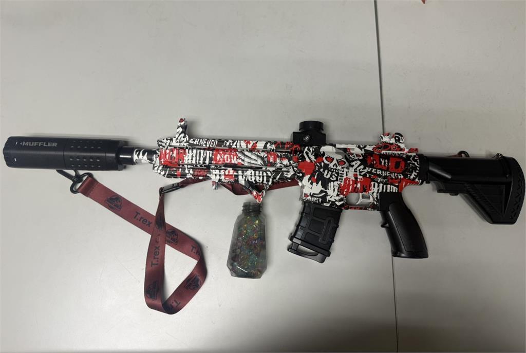 愛子跑路中險被撞！　新北火爆父「持水彈槍」揮舞嗆騎士