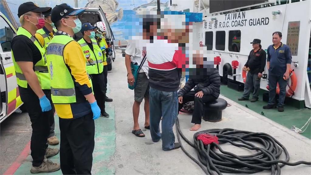 台東富岡漁港外海6公里漁船翻覆 3人落海「泡水2小時」