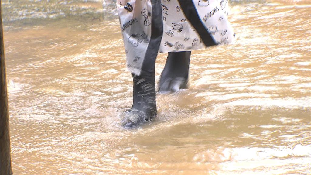 汐止橫科路淹水　淹到半個輪胎高