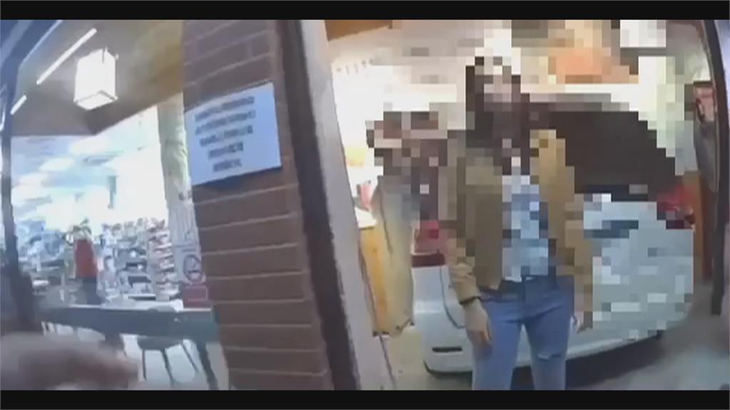 嘉義轎車擦撞暴衝進量販店 高雄女駕駛誤踩油門直撞超商