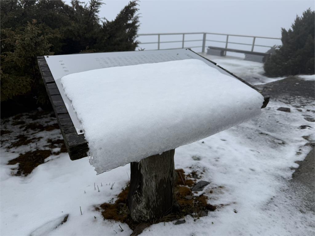 最新／銀白世界！玉山北峰積雪2公分　美景曝光
