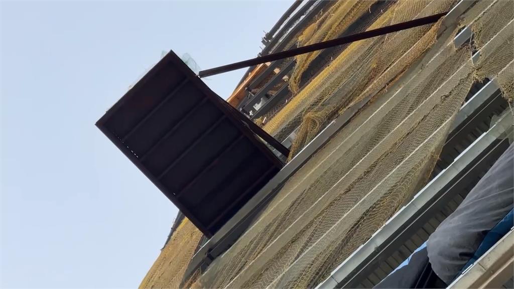 台中七期商辦工地疑施工不慎 管線掉落地面 車輛遭砸傷