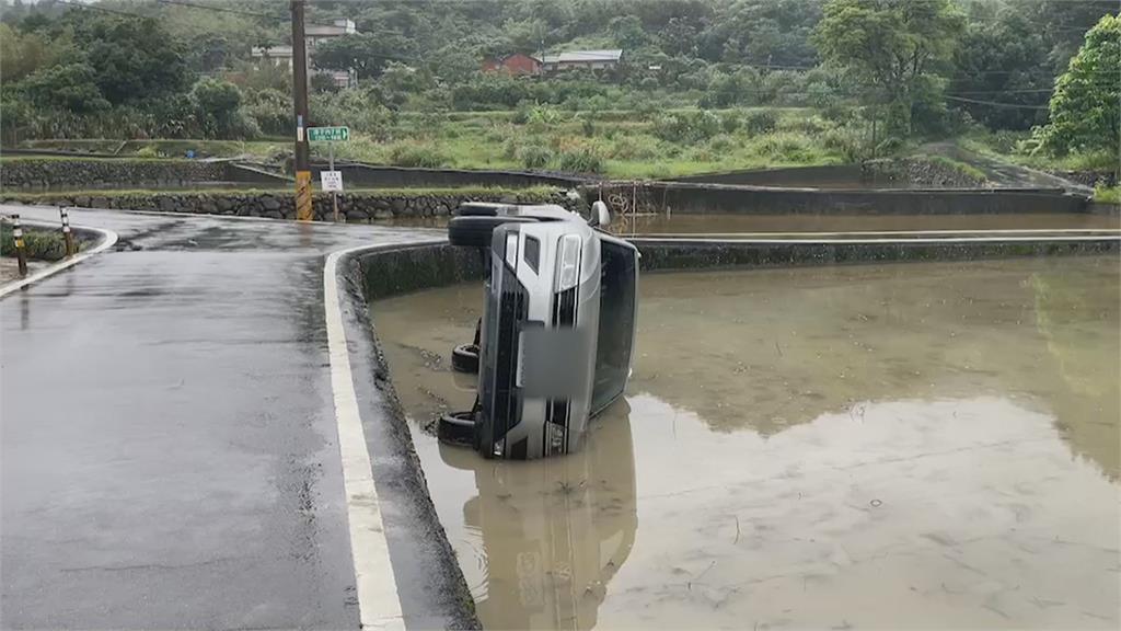 跟著導航開進「田埂小路」　休旅車轉彎翻覆「橫躺田間」