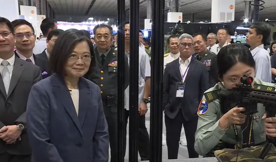 快新聞/蔡英文體驗XT112戰鬥步槍模擬射擊 軍官大讚:非常準