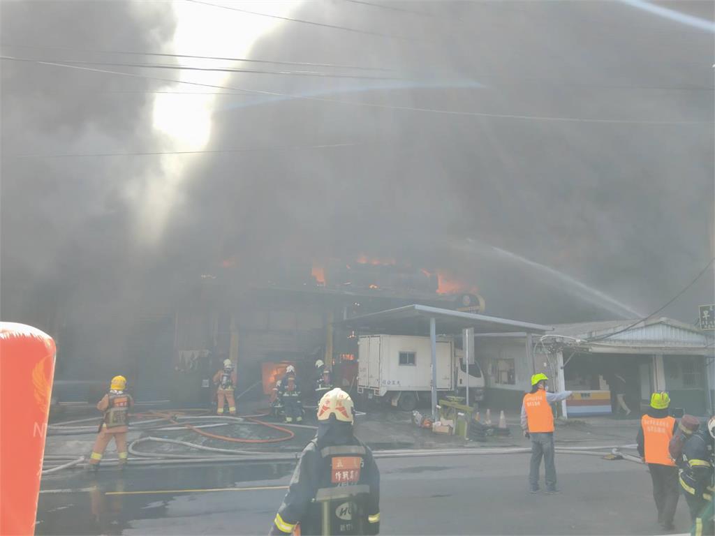 快新聞/樹林工廠大火!濃煙直竄天際 火勢延燒逾1300平方公尺
