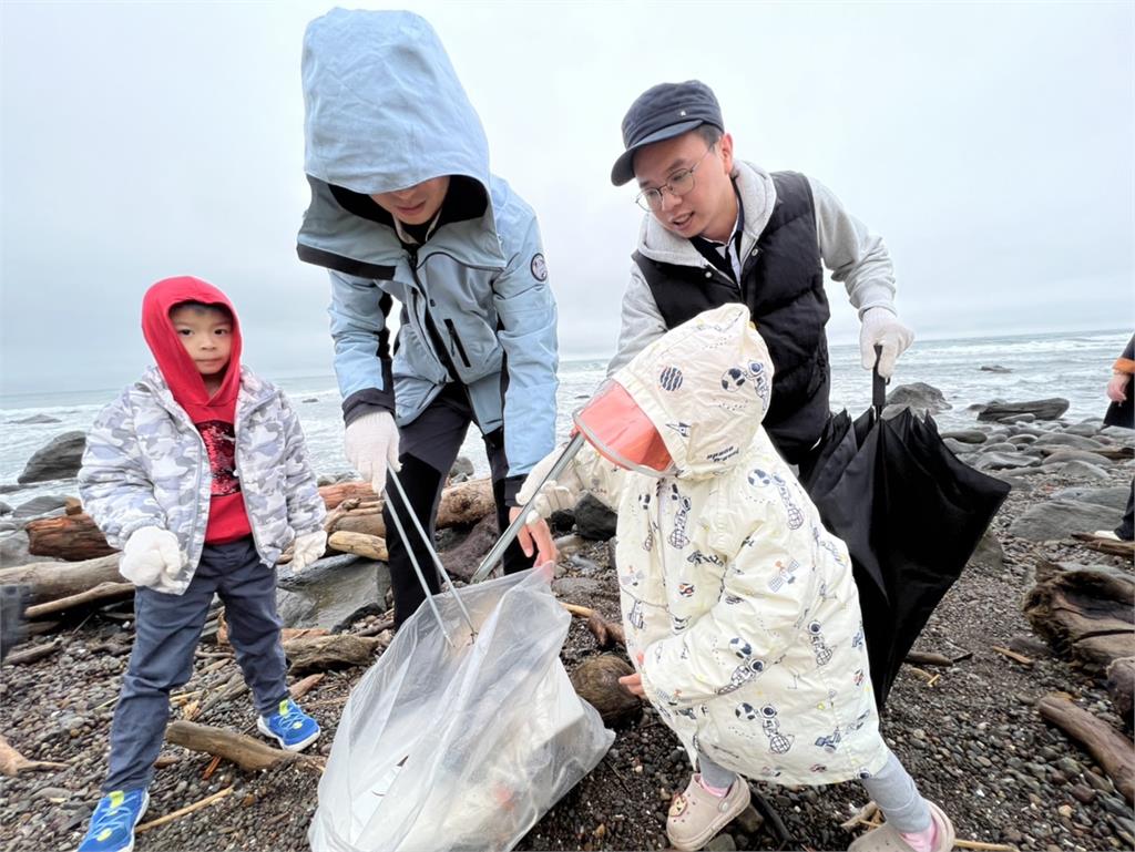 森崴集團東北角淨灘助攻地球力 減塑種樹淨零永續