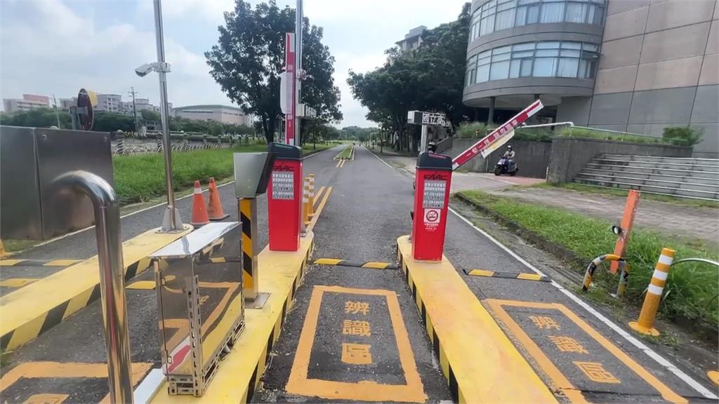 大學「車貼車」搶快離開停車場　機車遭「柵欄砸頭」慘摔撞斷牙