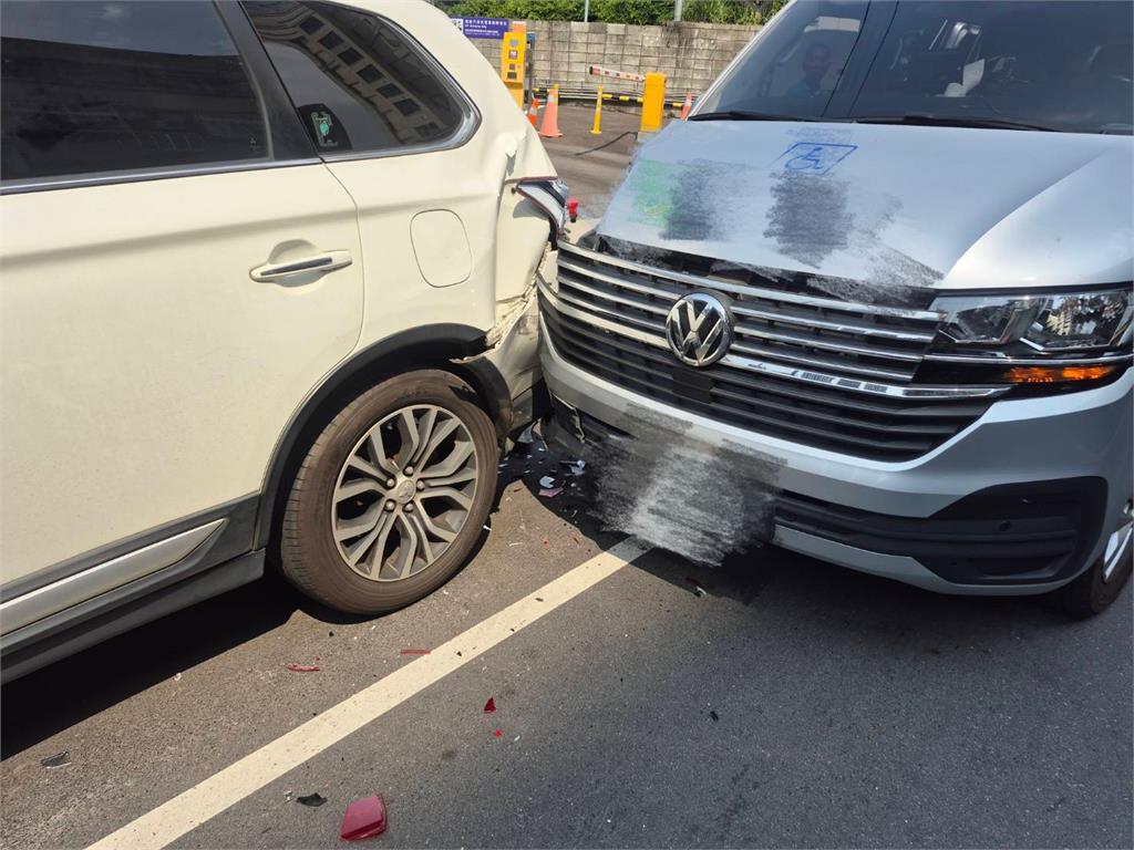 最新／北市復康巴士突暴衝！連撞16機車、3汽車　傷亡情況曝光