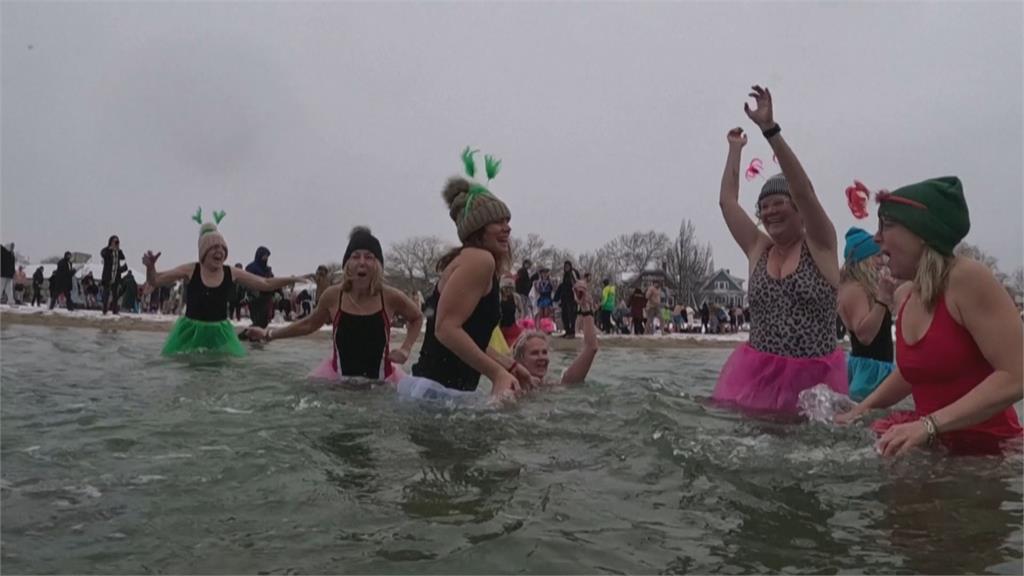 美國波士頓民眾寒風換泳裝 衝4度海水挑戰自我慶新年