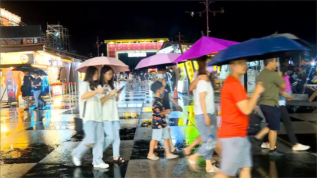 中颱杜蘇芮逼近　東大門夜市間歇性大雨嚇跑遊客