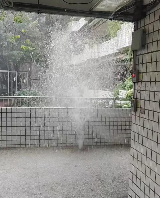 圖輯／台北狂淹大水！嚴重災情畫面一次看　多地水柱狂噴、大量污水覆蓋路面