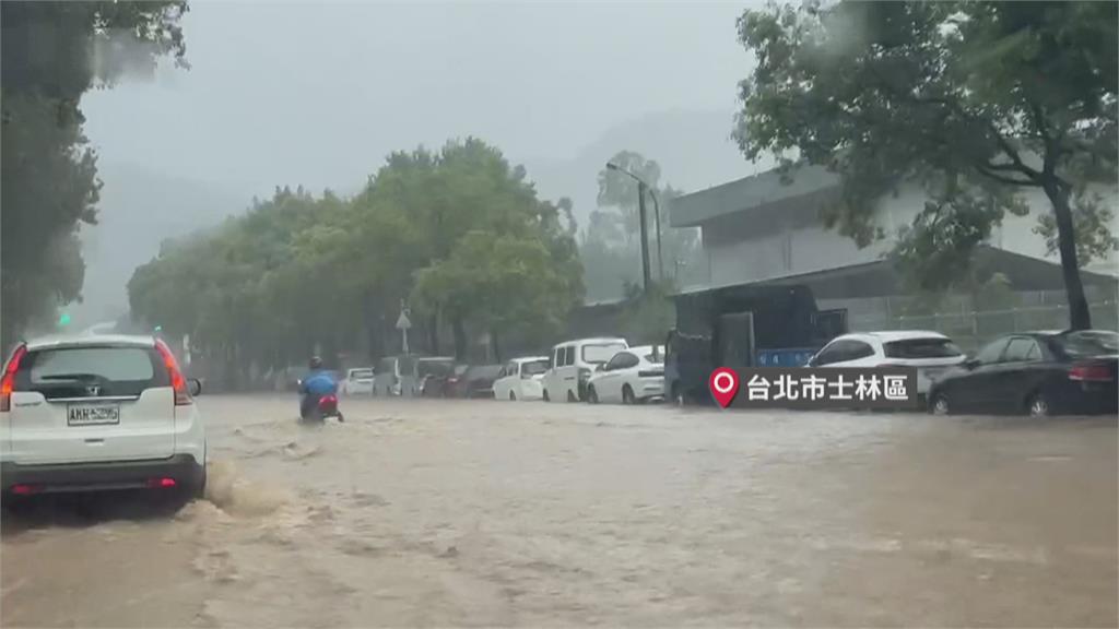 雙北多處淹水　板橋小客車快滅頂　東吳大學前有小河