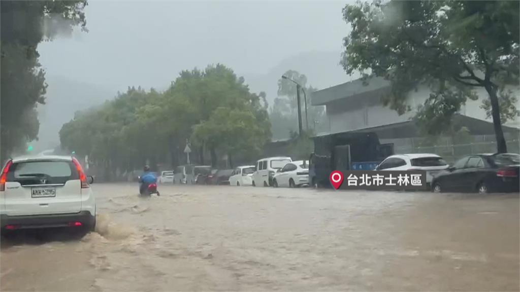 雙北多處淹水 板橋小客車快滅頂 東吳大學前有小河