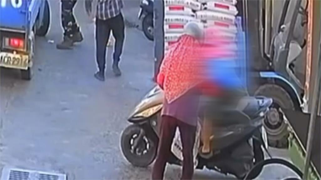 心碎！7歲童疑誤催油門遭垃圾車輾喪命　嬤目睹痛哭