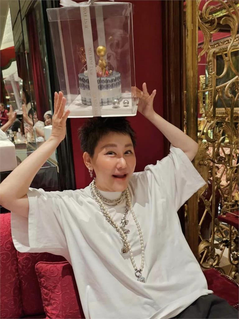 陳美鳳、藍心湄「閨密遊羅馬」!網見「鈔」狂生日蛋糕歪樓:「豪」無人性