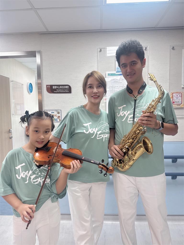 李沛綾《豆腐媽媽》放暑假不休息!兒吹薩克斯風、女兒拉小提琴陪做公益