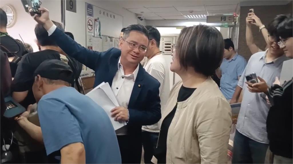 快新聞／李貞秀受訪罵黃國昌！藍委黃健豪湊熱鬧持手機拍攝　畫面全曝光