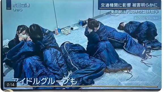 被颱風困在機場！女偶像當場躺平「只穿清涼背心」激辣新聞畫面網急：這能播？
