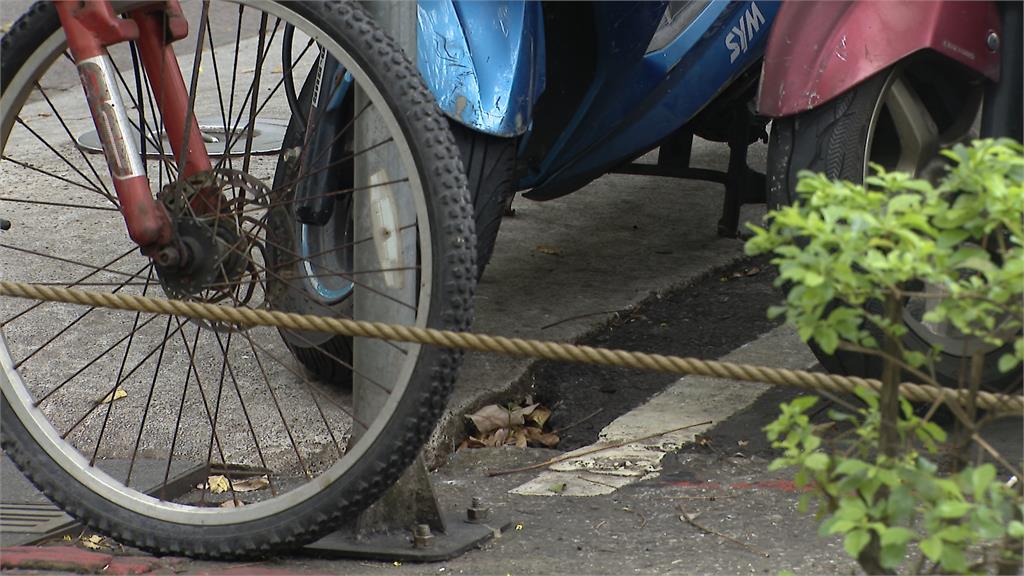 不滿住家門口遭違停機車阻擋 男怒持刀割破坐墊
