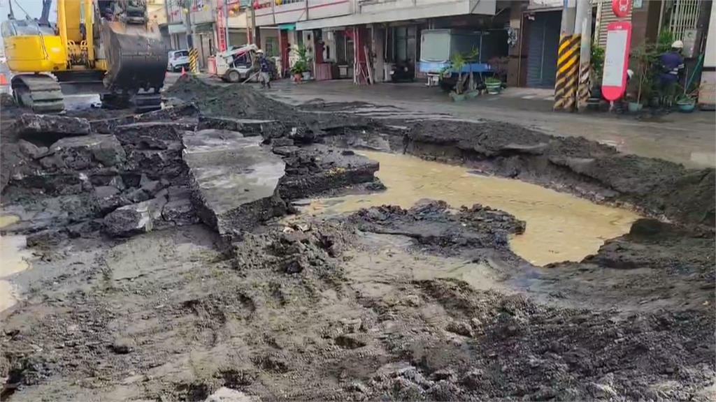 「你家爆炸!」清晨屏東新園南興路路面爆裂 疑水管加壓測試接頭脫落釀禍