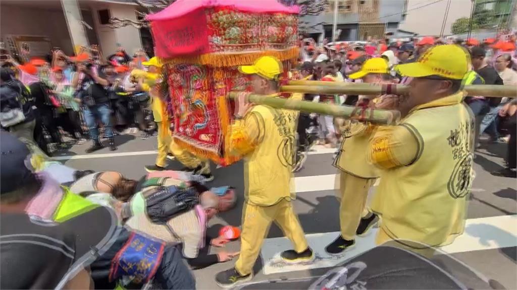 白沙屯媽祖首度「三媽同轎」 停駕鎮瀾宮罕見「四媽相會」信眾歡騰