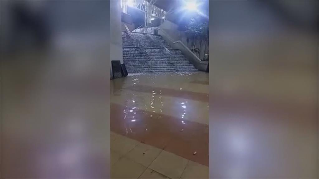 委內瑞拉豪雨成災！逾70輛車遭沖走　民眾受困「抓繩逃生」　多人失蹤