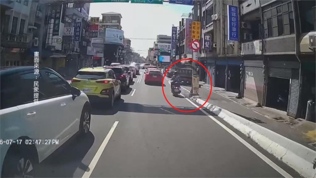 驚悚畫面曝！　竹北砂石車「下橋暴衝」　先撞路口機車再擦撞店「轟隆巨響」
