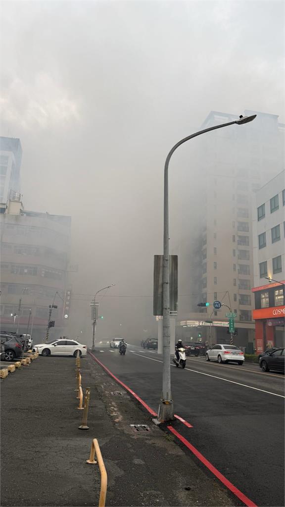 空品差！高雄鹽埕區道路煙霧瀰漫　竟是廟會遶境鞭炮惹禍！