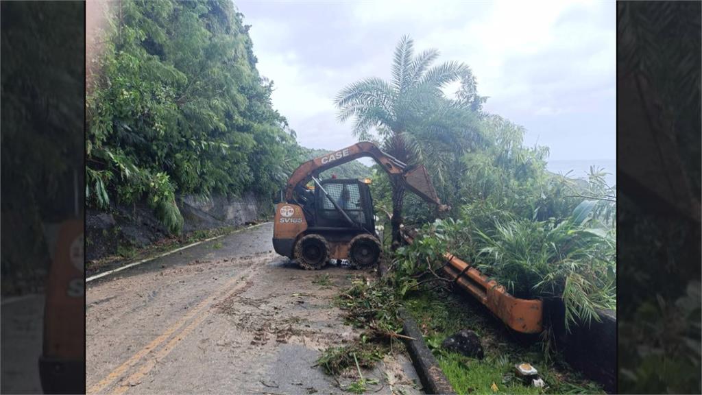 滿目瘡痍！民宿屋頂才被吹飛　綠島環島公路坍方交通中斷