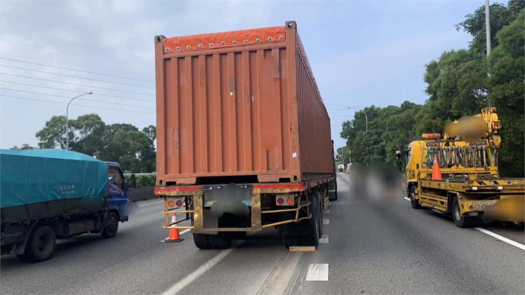 國1聯結車貨櫃脫落卡車道! 駕駛急閃險象環生
