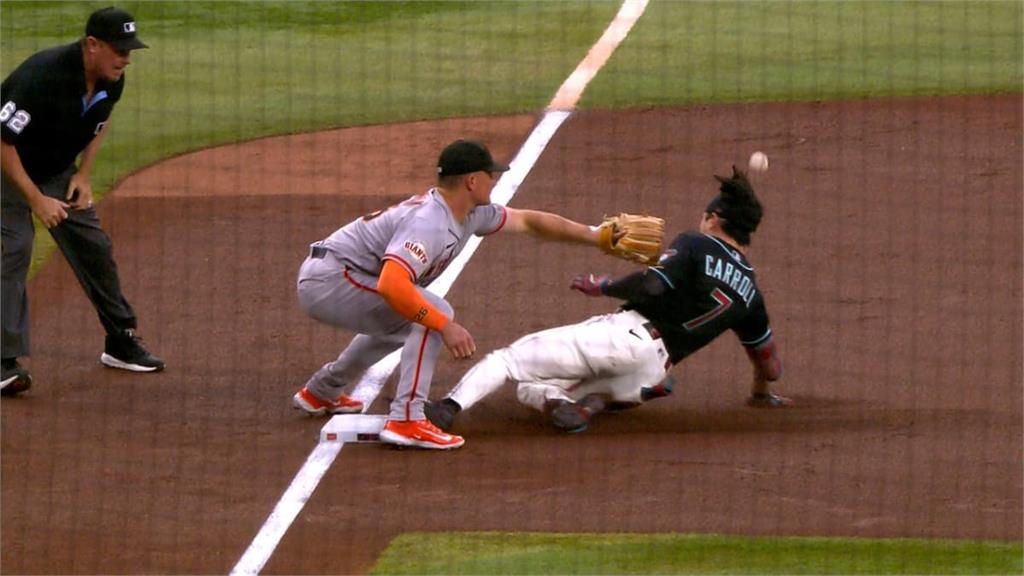MLB(影)/是鐵頭功啊!卡仔衝壘狂奔「沒戴頭盔」遭外野回傳球K頭變「場內轟」
