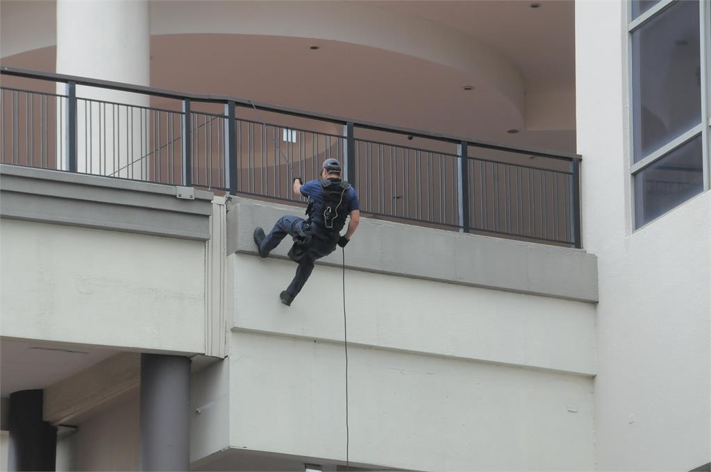 快新聞／珠寶展驚爆持槍搶案！爆裂物驚現商場　高雄警「模擬」特勤攻堅救人質