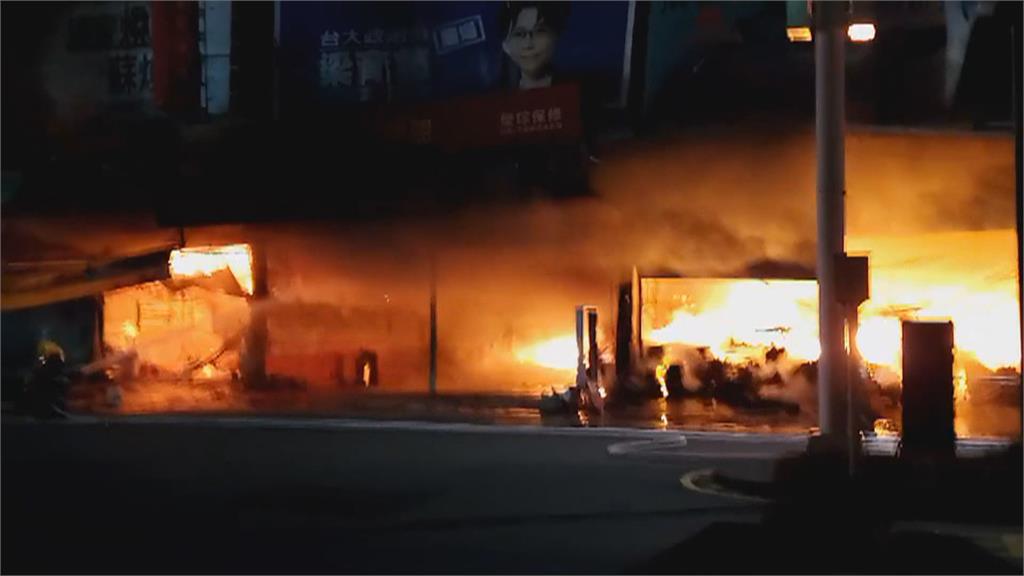 屏東中山路整排店家被火吞噬　狂燒1小時5車慘遭燒毀